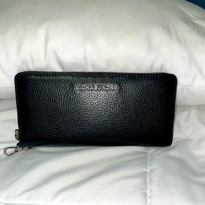 Michael Kors - Black Leather Continental Wristlet